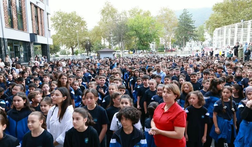 BAŞKAN AYDIN ÖĞRENCİLERİN İLK GÜN HEYECANINI PAYLAŞTI