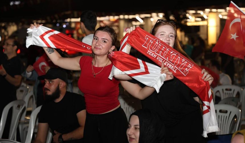 BURSA’DA MEYDANLAR MİLLİ HEYECANLA DOLDU TAŞTI!