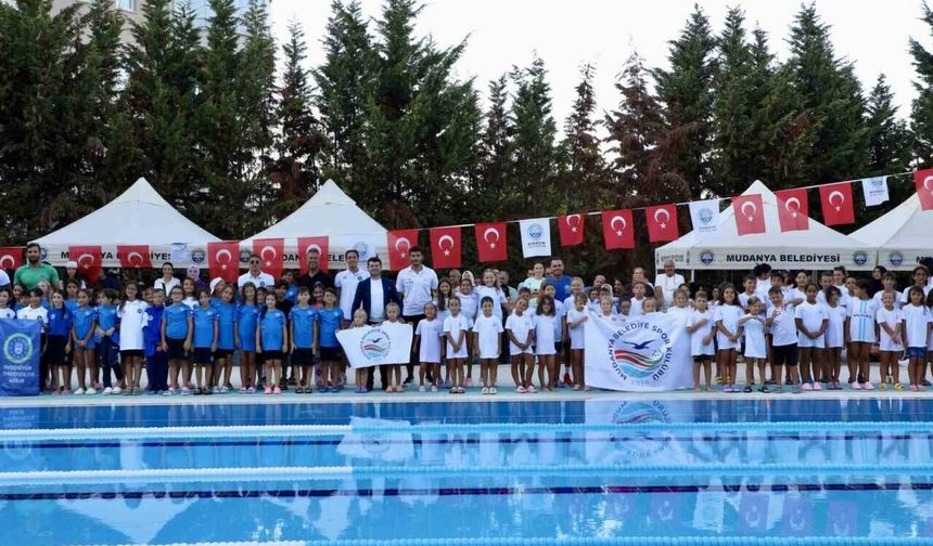 BURSA’DA YÜZÜCÜLER MADALYALARI TOPLADI