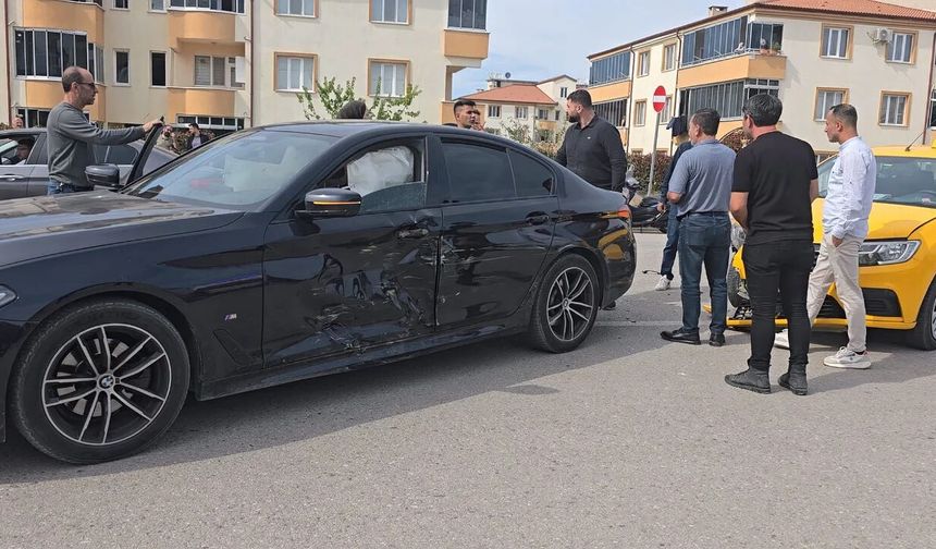 BURSA'DA TAKSİ İLE OTOMOBİL ÇARPIŞTI