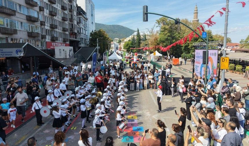 TRAFİĞE KAPATILAN CADDE NEŞEYLE DOLDU!