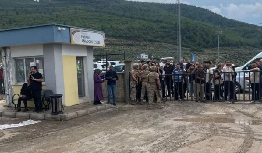 OKUL BAHÇESİNDE ÖĞRETMENE SİLAHLI SALDIRI!