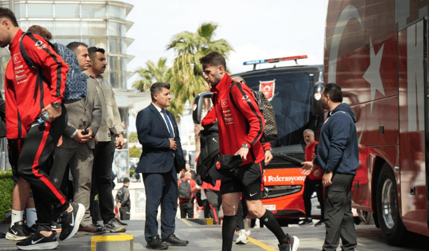 A MİLLİ FUTBOL TAKIMI BURSA'YA GELDİ