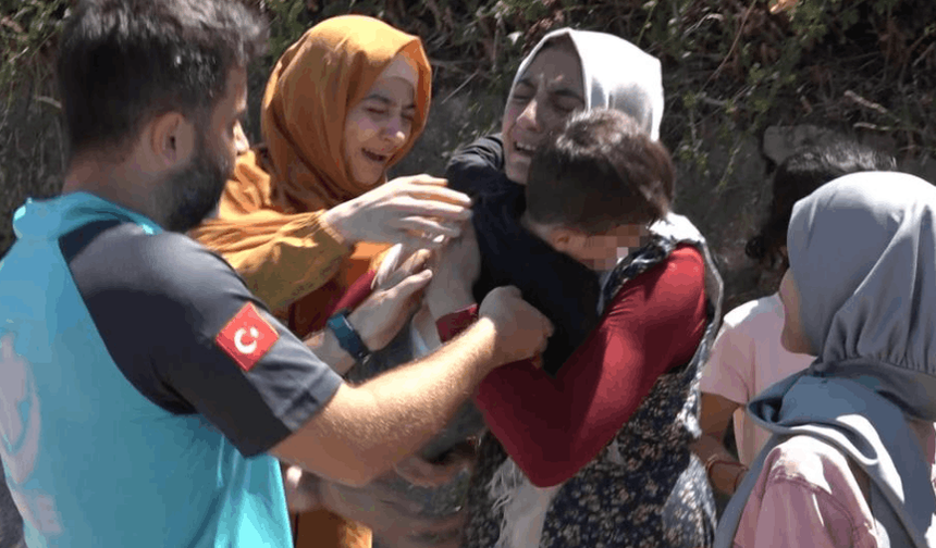 ÇOCUĞUNA KAVUŞUNCA SEVİNÇTEN BAYILDI!