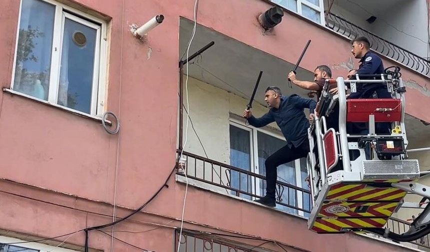 BALKONDA BIÇAKLA POLİSLERE DİRENDİ!