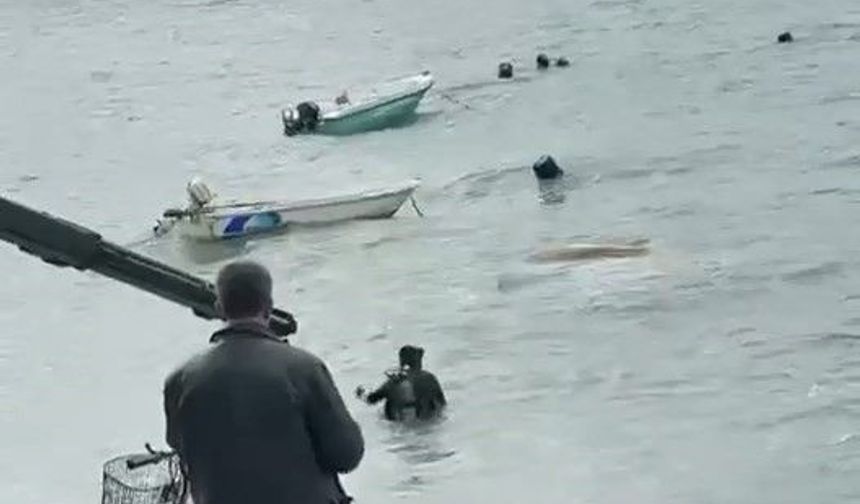 LODOSUN BATIRDIĞI TEKNELER VİNÇLE ÇIKARILIYOR