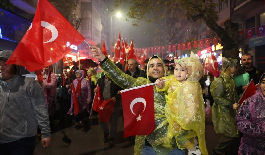 YAĞMURA RAĞMEN BURSA’DA CUMHURİYET COŞKUSU DİNMEDİ