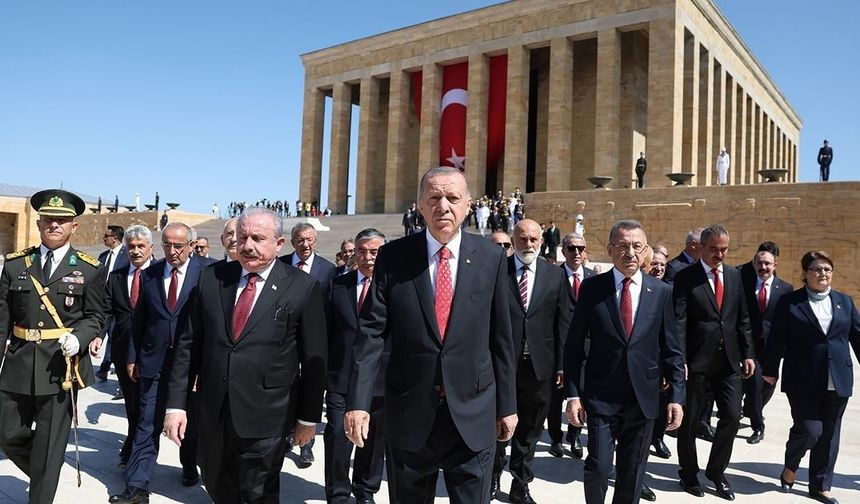 CUMHURBAŞKANI VE DEVLET ERKANI ANITKABİR'DE