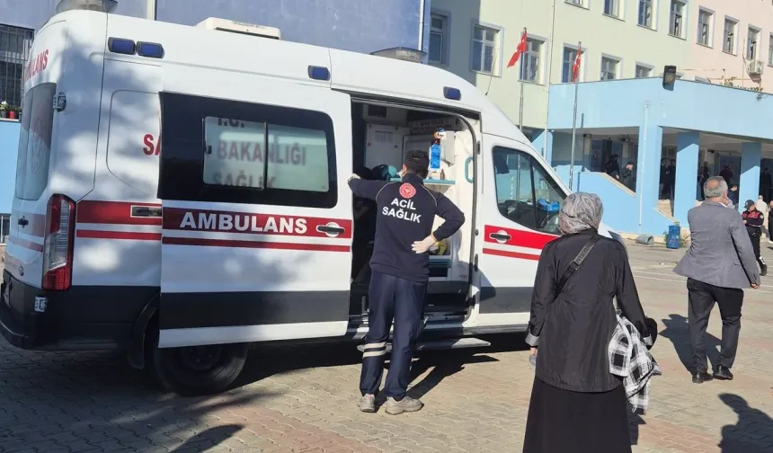 ORTAOKULDA BIÇAKLI SALDIRI! 8 ÖĞRENCİ YARALANDI