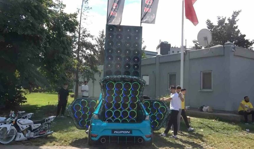BURSA'DA 72 KOLONLU OTOMOBİL, FUARIN İLGİ ODAĞI OLDU