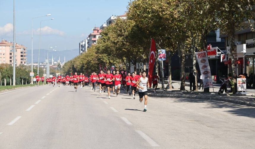 NİLÜFER’DE BİNLERCE ÖĞRENCİ CUMHURİYET İÇİN KOŞTU