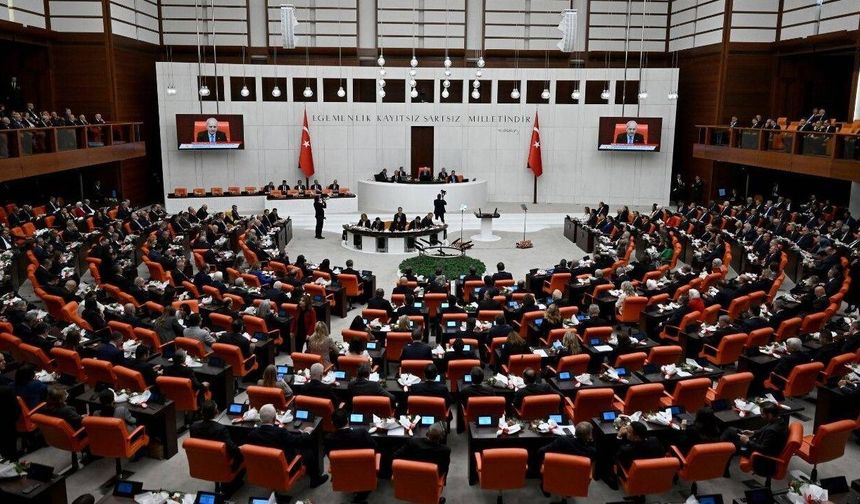TBMM'DE AÇILIŞ GÜNÜ: YENİ PARTİ SALONU TERK ETTİ