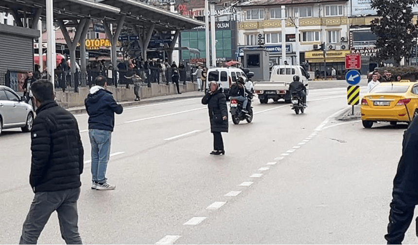 KENT MEYDANI'NDA BOĞAZINA BIÇAK DAYADI!