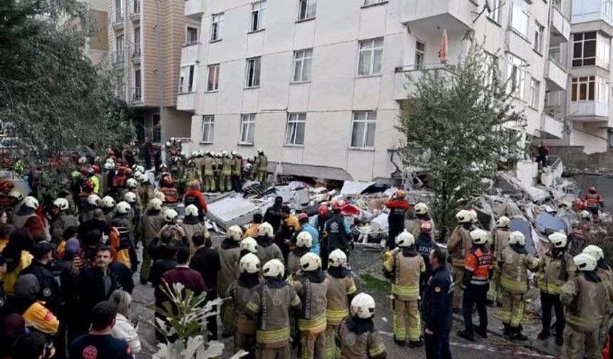 İSTANBUL'DA 7 KATLI BİNANIN 3 KATI ÇÖKTÜ!
