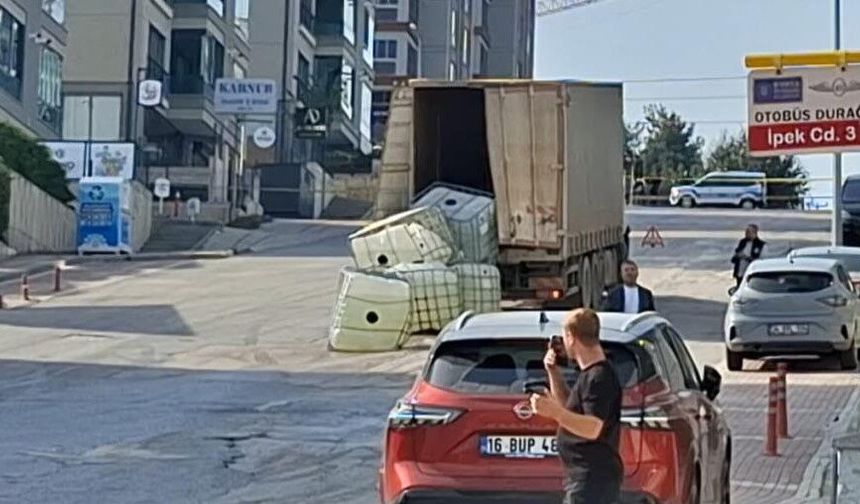 YOLA DÖKÜLEN ASİT, MAHALLEYİ ALARMA GEÇİRDİ