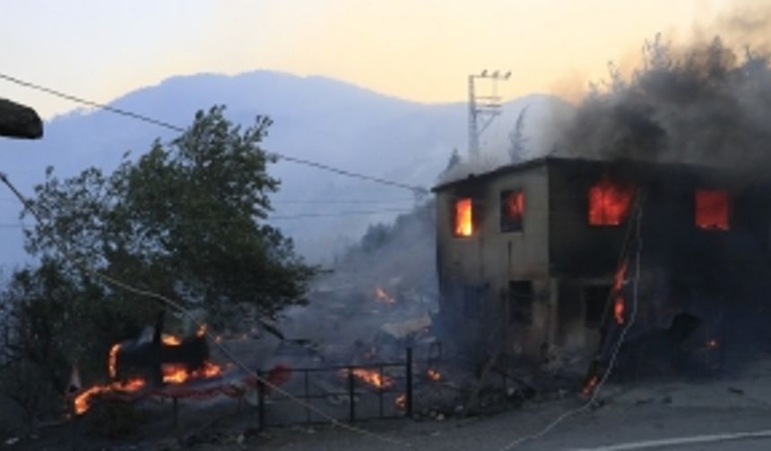 Gözyaşları yürekleri dağladı! Adana'da yangın evlere sıçradı