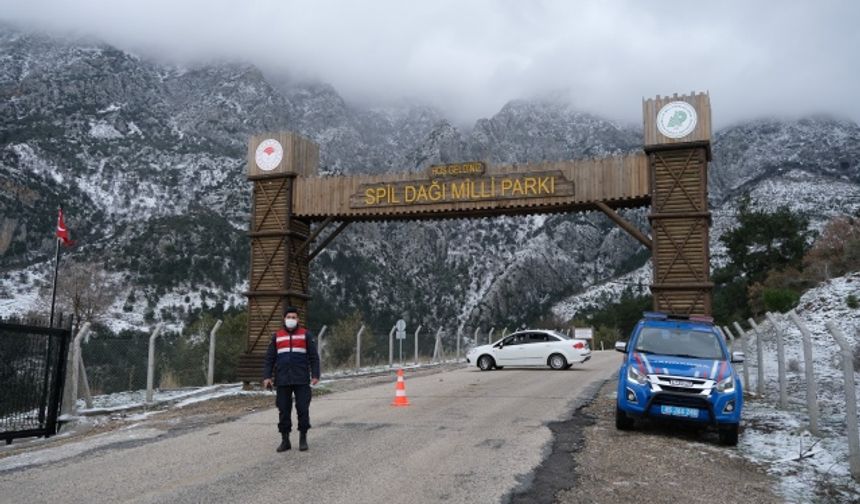 Yılkı atlarının kartpostallık görüntüleri Yeleleri buz tuttu