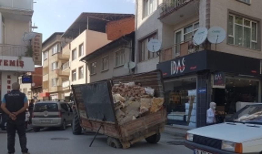 Bursa'da römork çöken yola saplandı! Önlemi demir çubukla aldılar