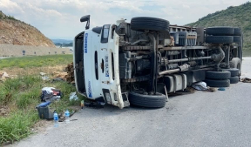 Bursa'da korkutan kaza! Kereste yüklü kamyon devrildi