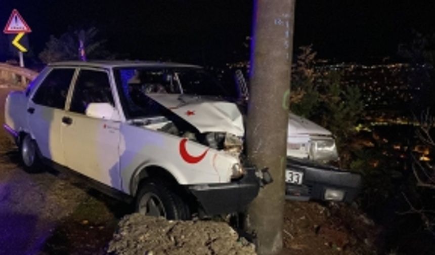 Bursa'da feci kaza! Virajı alamadı aydınlatma direğine çarptı