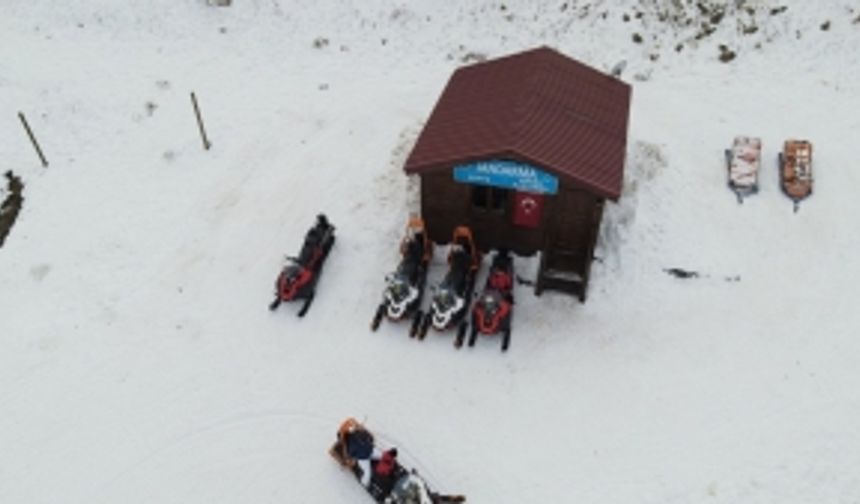 Uludağ’da kayak yaparken düşüp mahsur kalan tatilciyi jandarma kurtardı