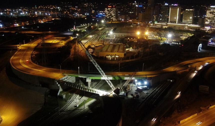 Acemler'de gece gündüz mesai! 130 tonluk dev kirişler böyle monte edildi