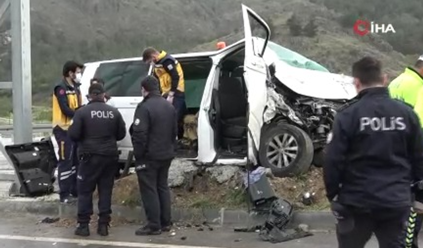 Amasya'da minibüs yol kenarındaki pikaba çarptı: 2 ölü, 6 yaralı