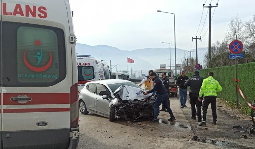 Bursa'da direğe çarpan araçta can pazarı! Kadın sürücü ölümden döndü