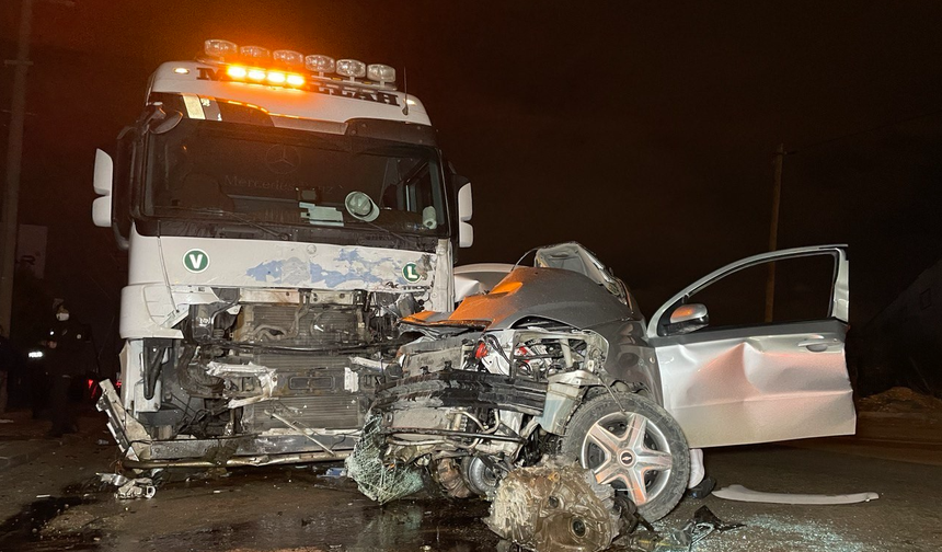 Bursa'da feci kaza! Otomobili kağıt gibi ezdi