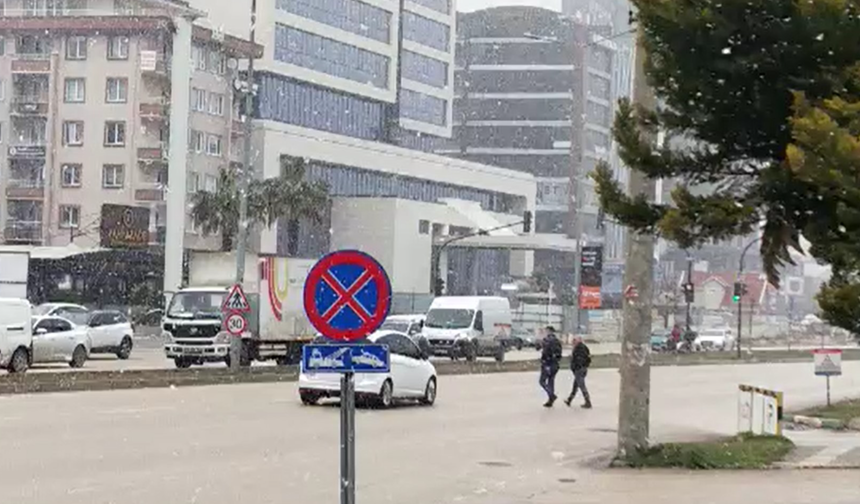 Bursa şehir merkezinde yoğun kar yağışı