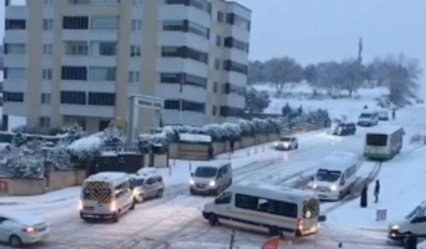 Bursa'da yollar buz pistine döndü! O anlar saniye saniye kamerada...