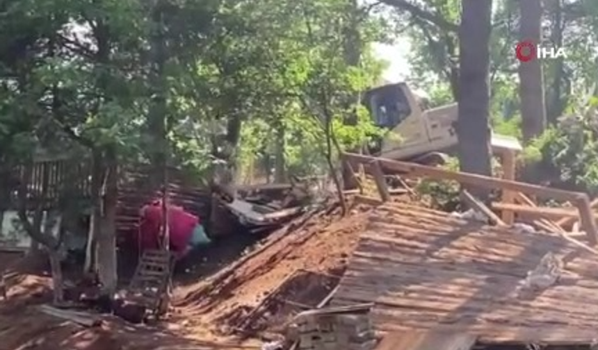 İnekleriyle belediyeyi basmıştı...Şimdi de benzin bidonuyla çatıya çıktı