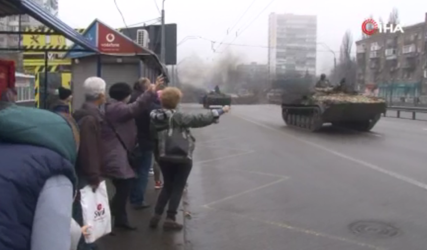 Ukrayna’da halk cepheden dönen tankları sevgiyle karşıladı