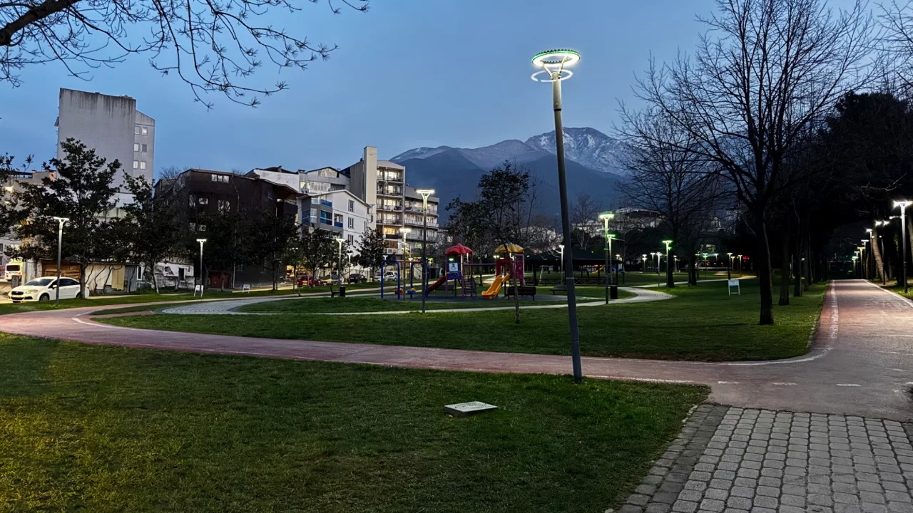 Parkta sırtından bıçaklandı!