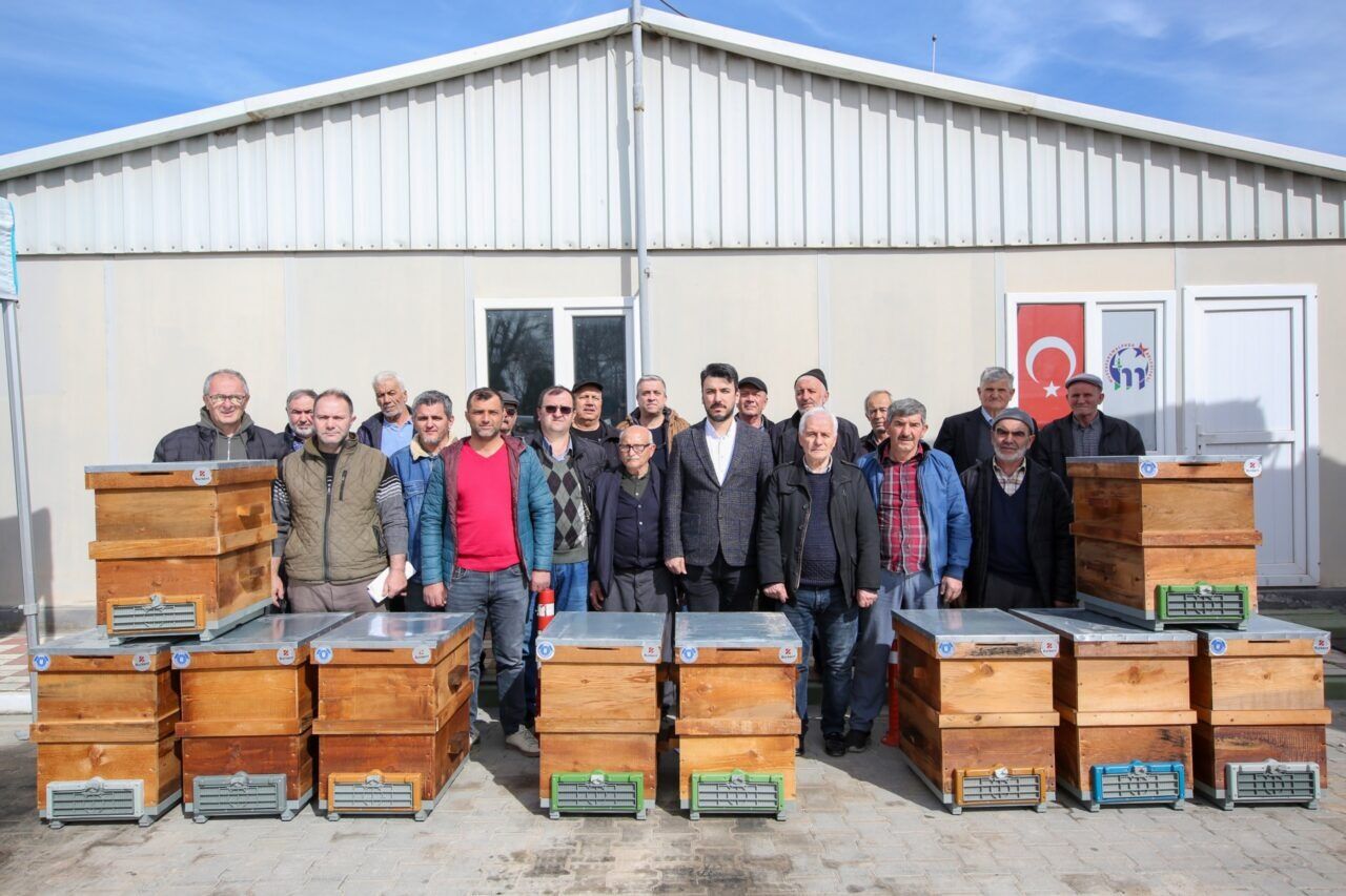 Büyükşehir’den arıcılara kovan desteği