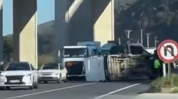 Minibüs karşı şeride savruldu!