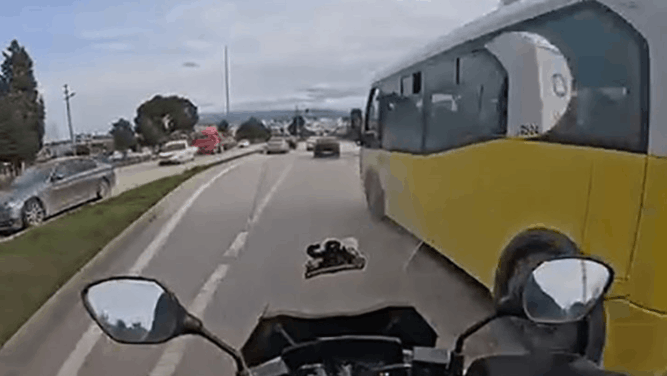 Motosikletli sürücü kıl payı kurtuldu!