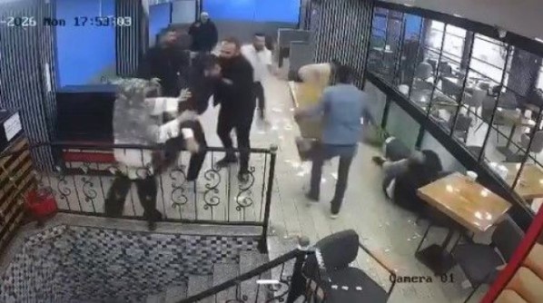 Kafe, savaş alanına döndü