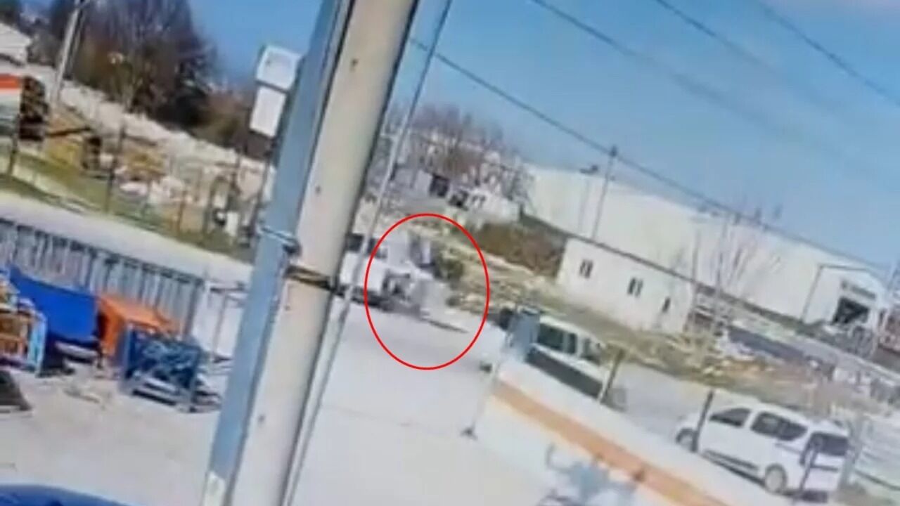 Feci kazada motosiklet savruldu