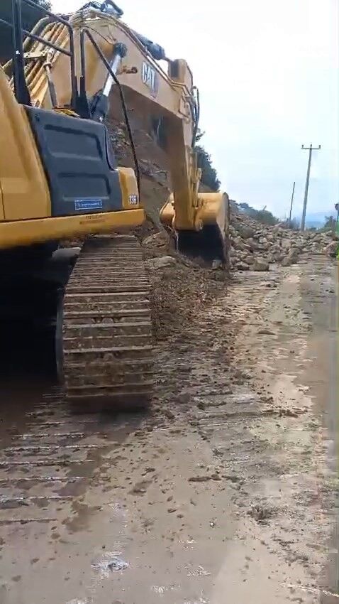 Bursa’da heyelan trafiği durdurdu