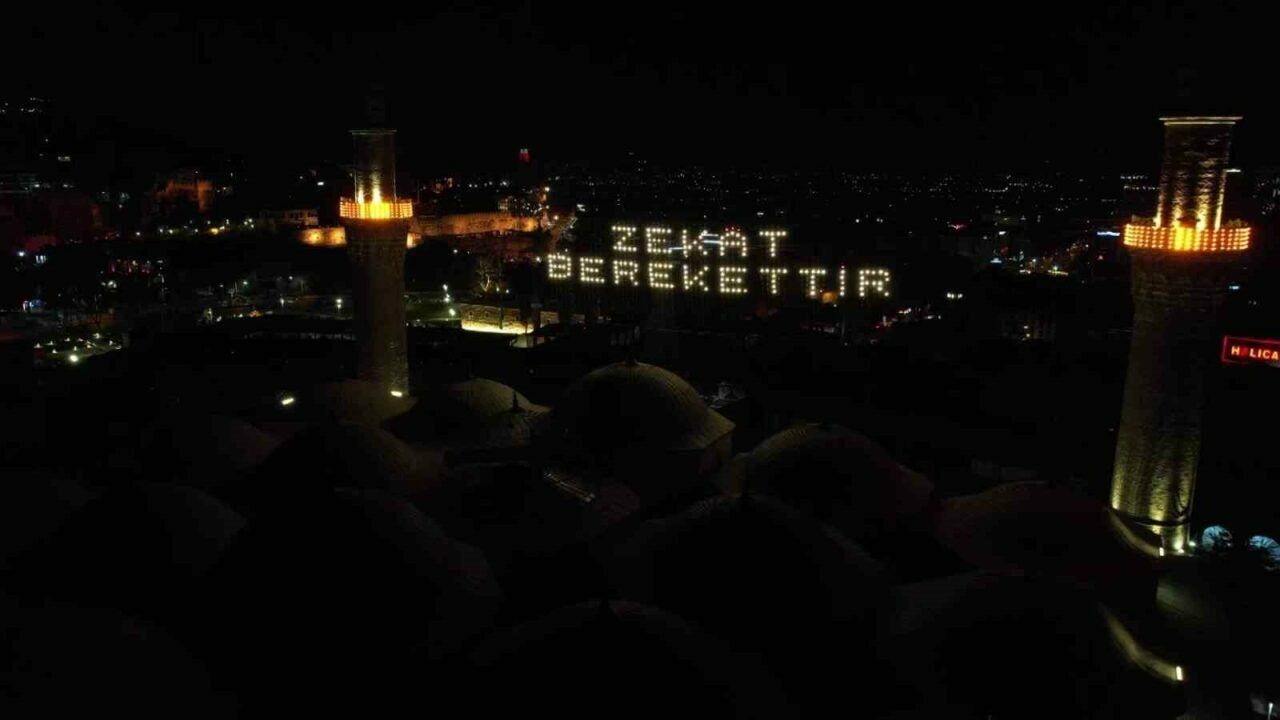 Ulucami'nin mahyası Uludağ'a doğru ışıldadı