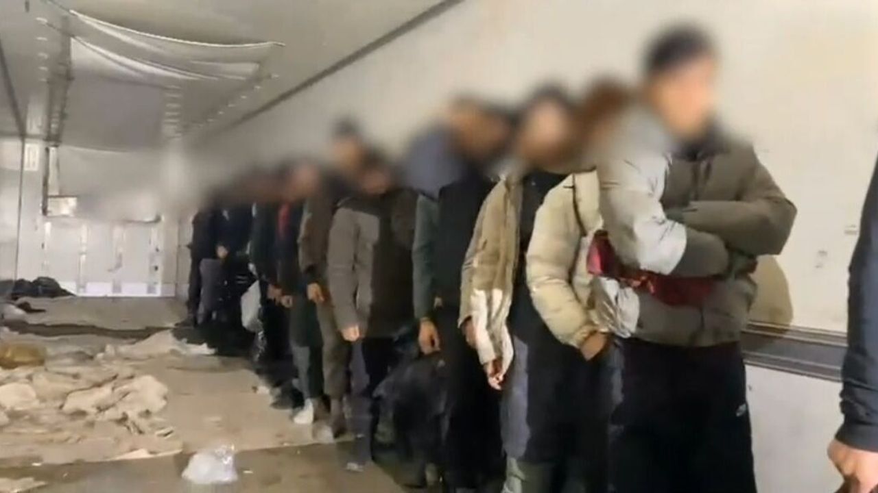 Kaçak göçmenler TIR’da yakalandı