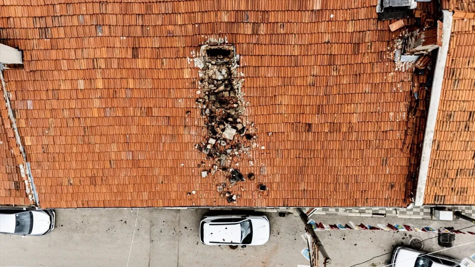 Çürüyen baca yola yıkıldı!