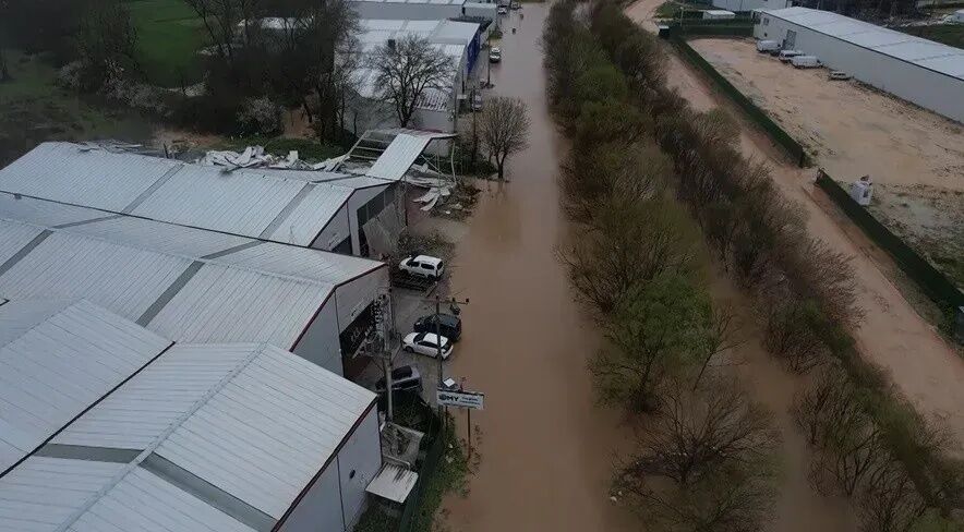 Bursa'da taşan dere yolları kapattı