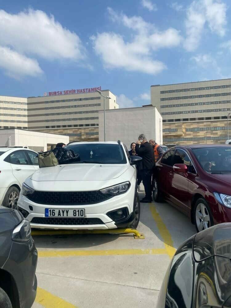 Otoparkta araçta mahsur kaldı