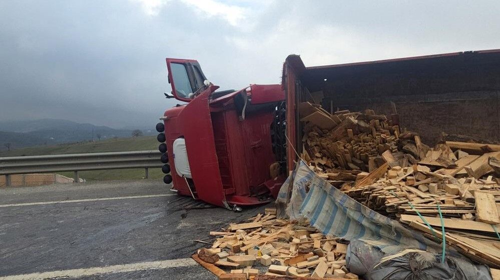 TIR devrildi, yol ulaşıma kapandı!