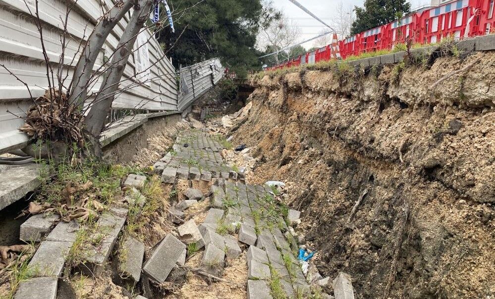 Çöken o yola anında müdahale!