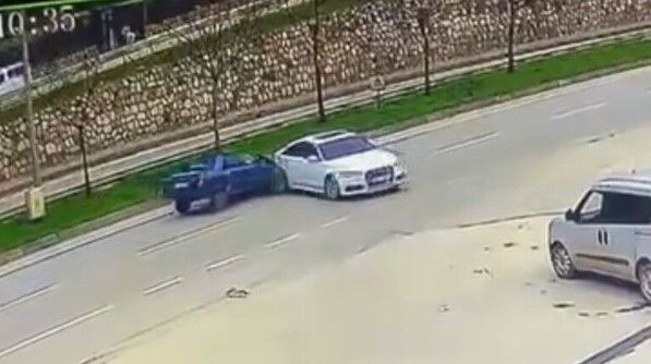 Sürücüsüz araç ana yola daldı!