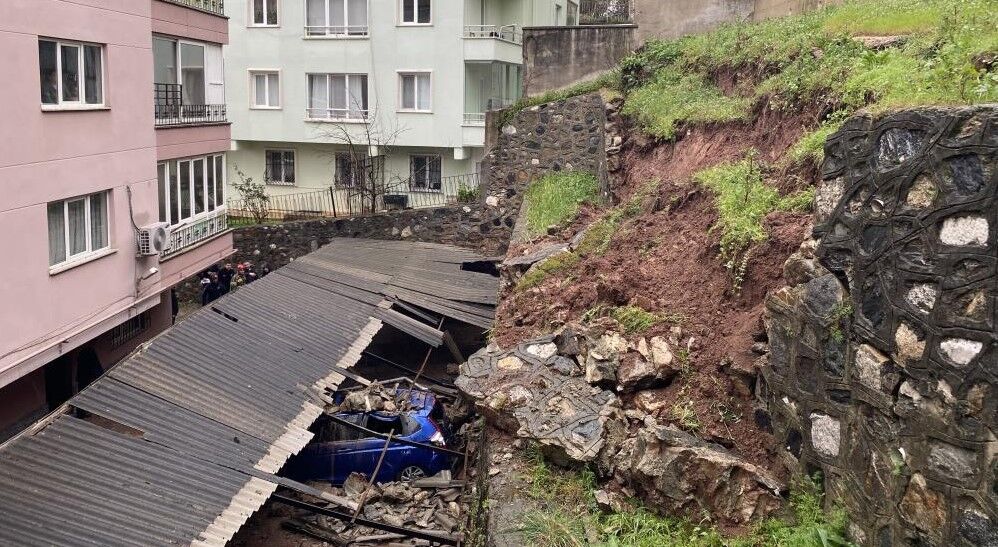 İstinat duvarı çöktü, araçlar ezildi!