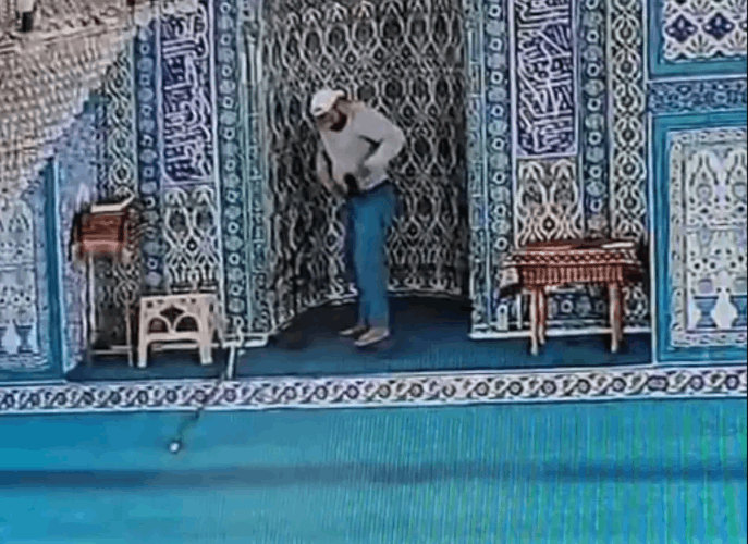 Oltalı hırsız camiyi soydu